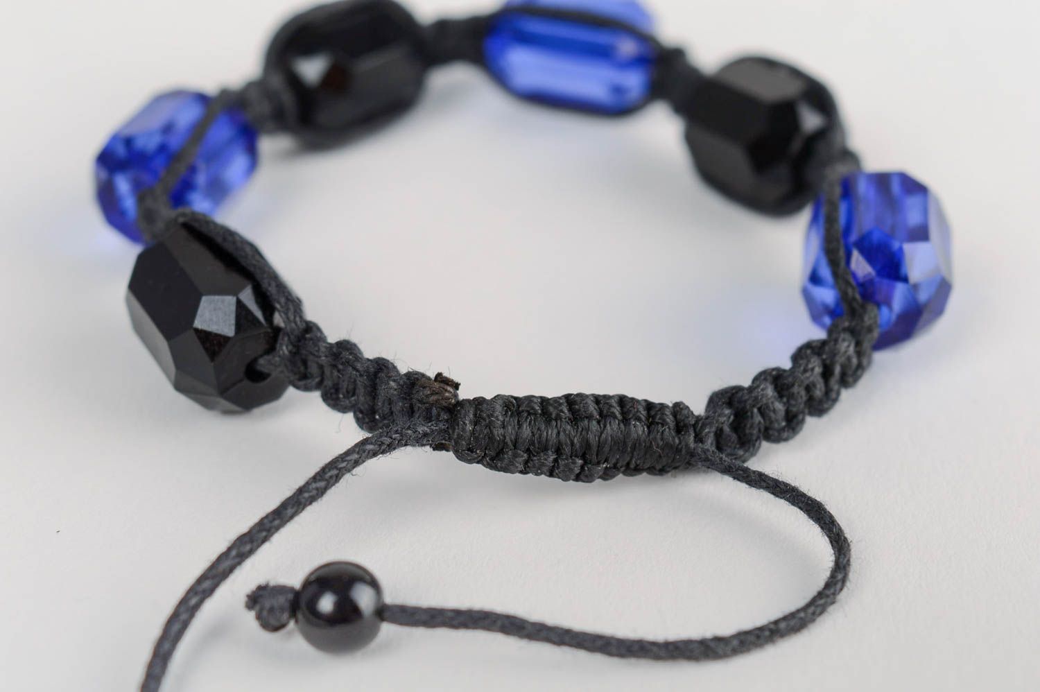 Bracelet en perles plastiques à facettes fait main noir-bleu technique macramé photo 2