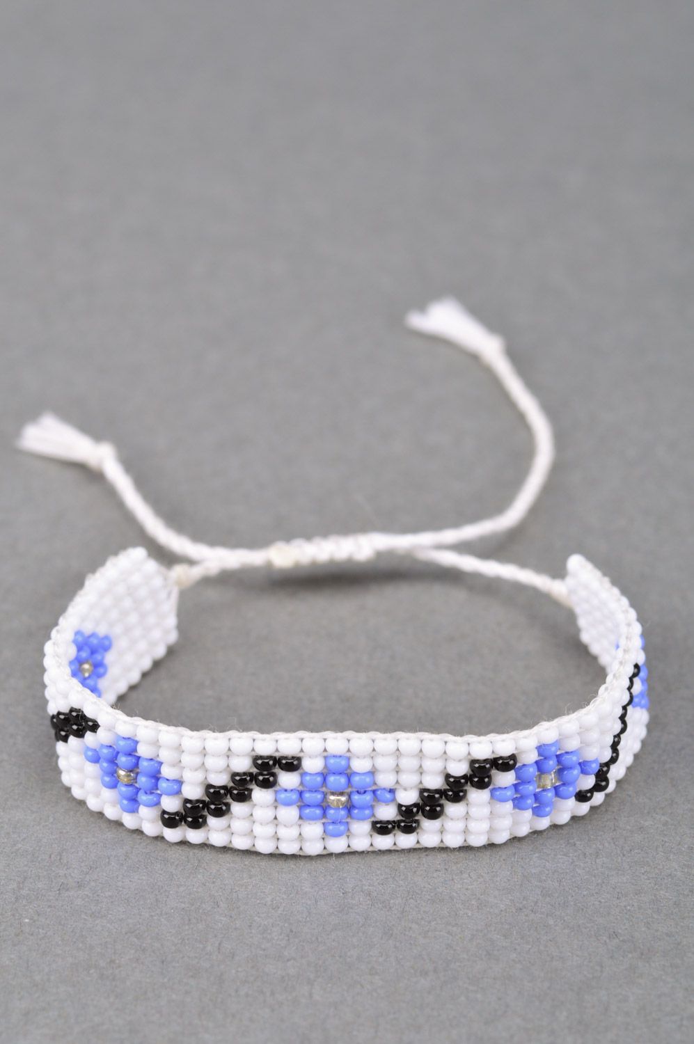 Handmade woven bead bracelet of white color with blue flowers photo 2