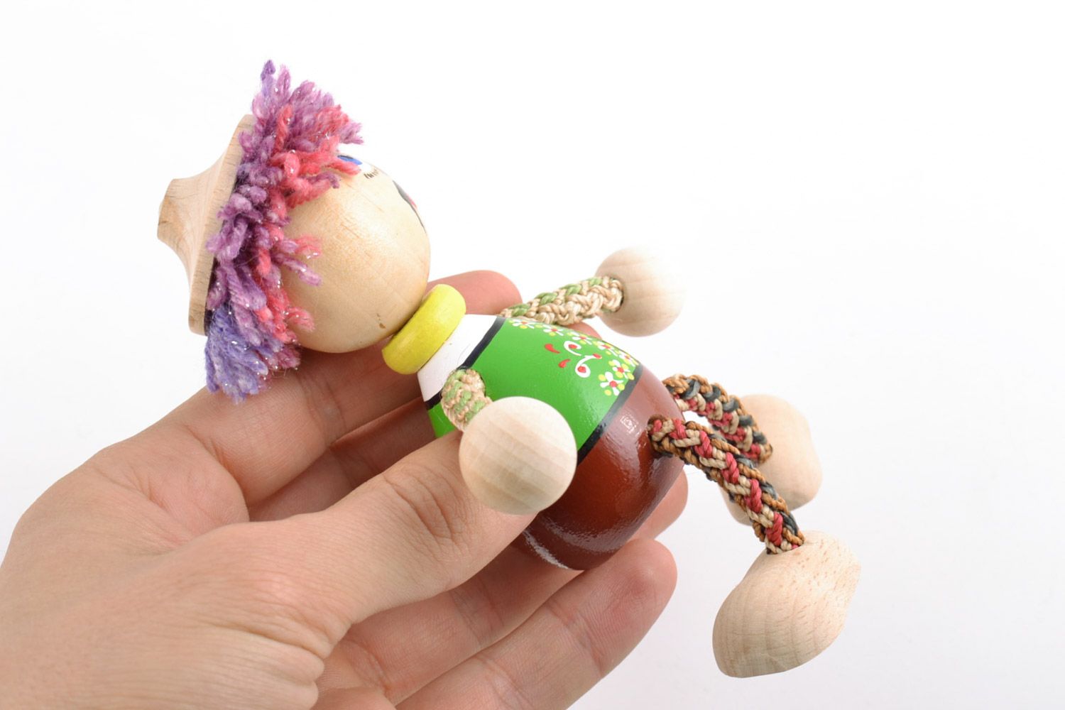 Schönes bemaltes handmade Spielzeug aus Holz Kosak mit Hut foto 2