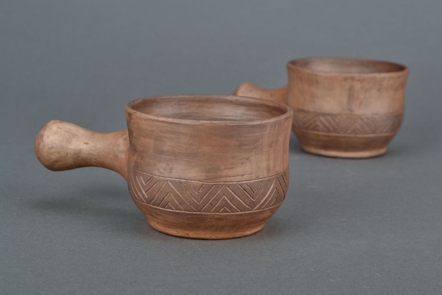 Tasse céramique faite main originale brune avec longue anse de style ethnique photo 1