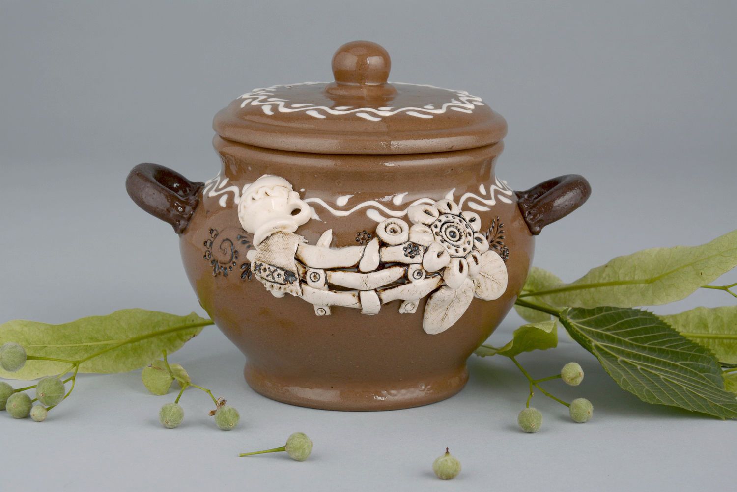 Pot with modeling of clay photo 1