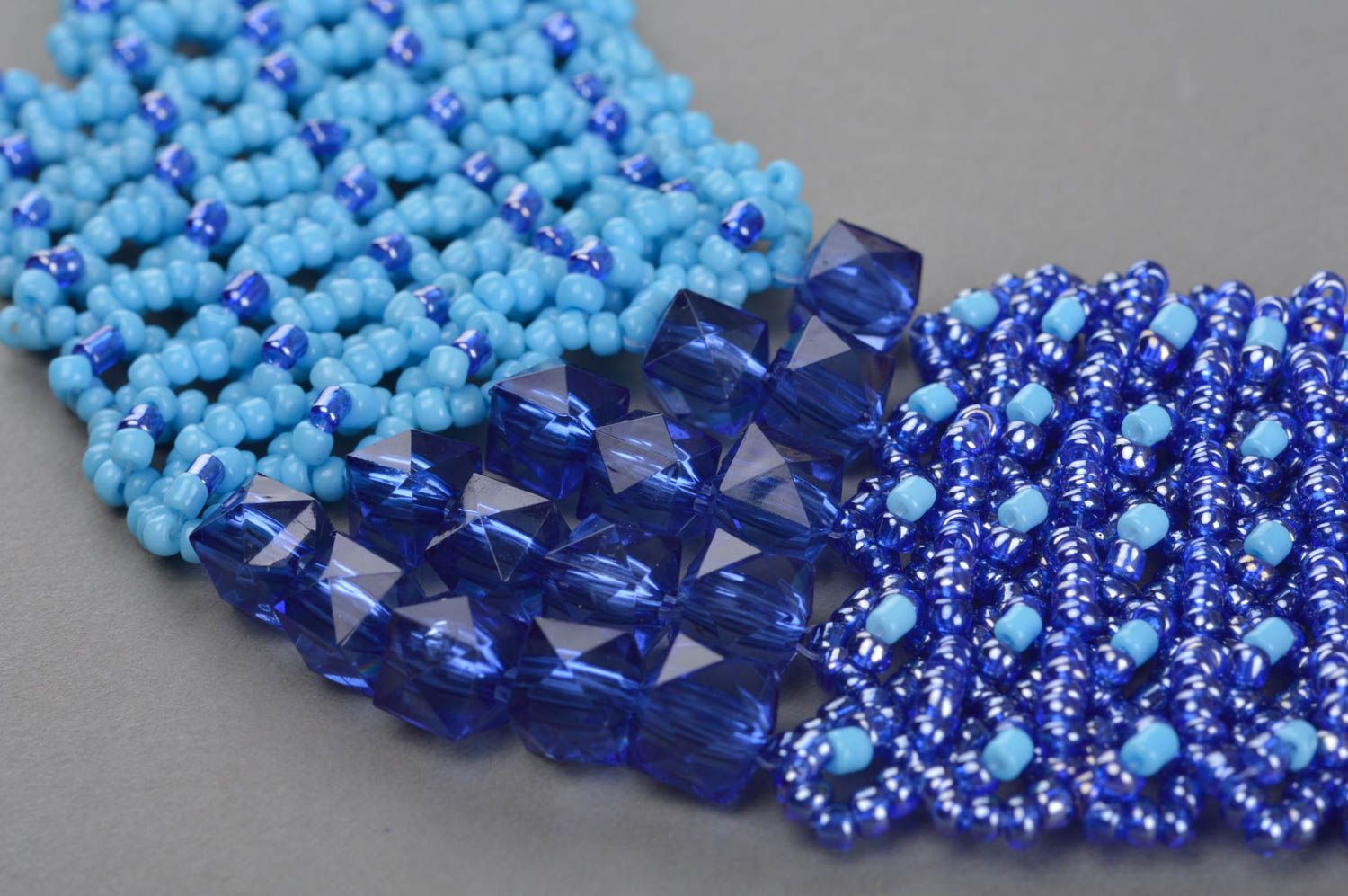 Авторское женское колье ручной работы из бисера и бусин Сине голубое с камнями  фото 5