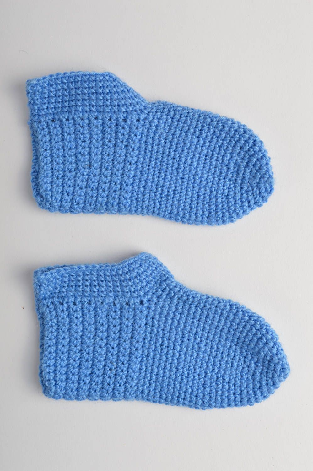 Голубые пинетки ручной вязки для мальчика из полиакрила симпатичные удобные фото 3