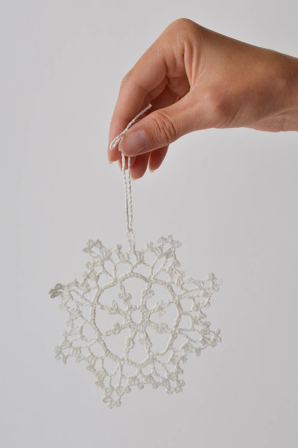 Елочная игрушка ручной работы подвеска снежинка декоративная подвеска белая фото 2