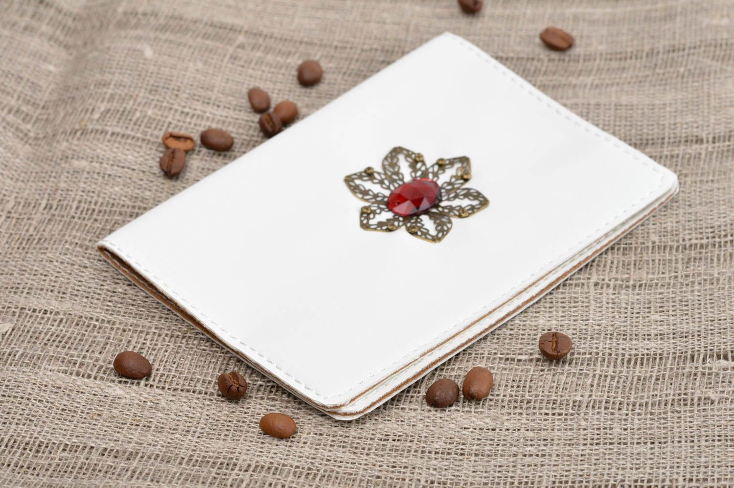 Porte passeport cuir artificiel fait main Cadeau original blanc strass rouge photo 1