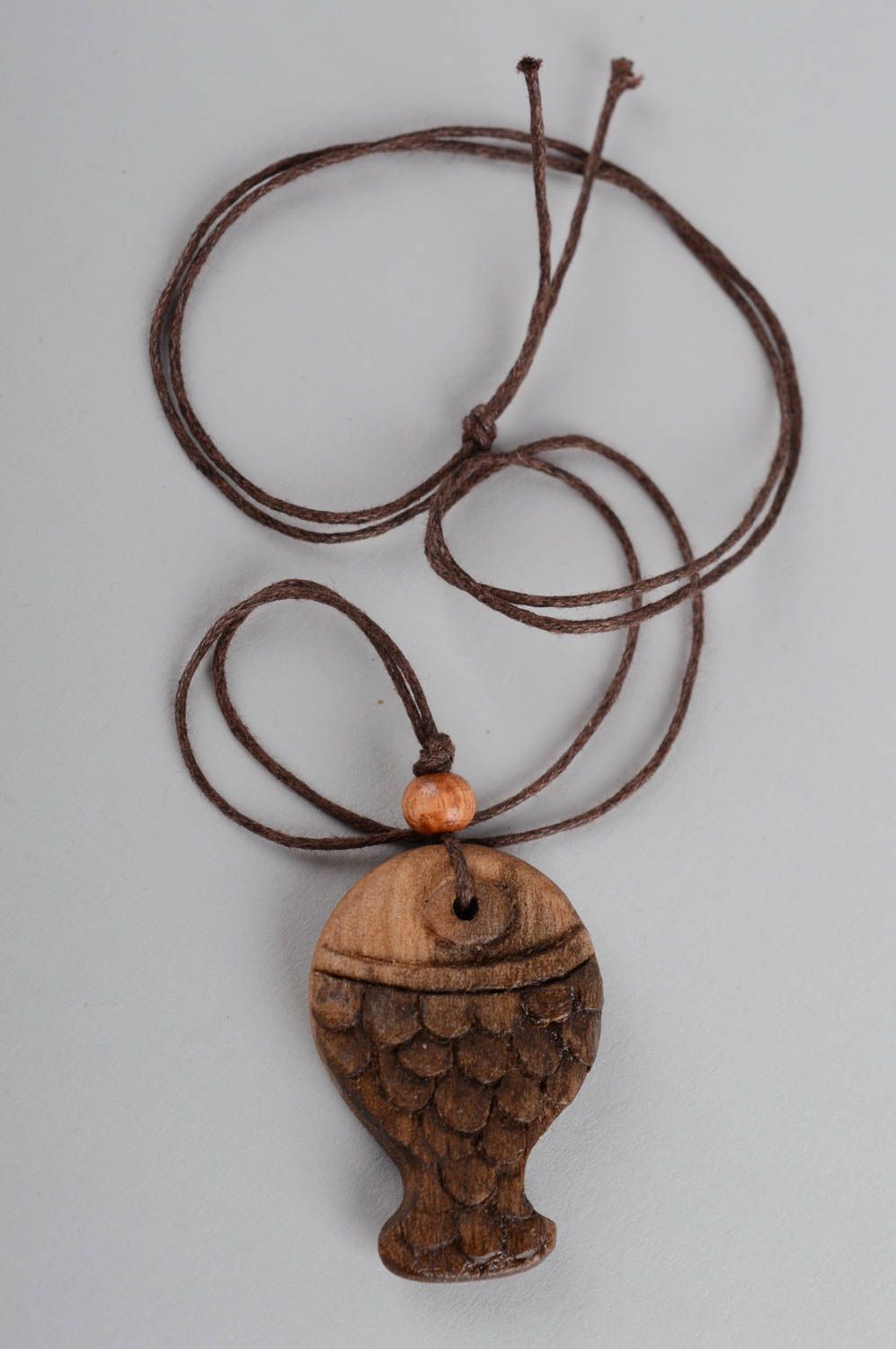 Кулон ручной работы аксессуар из дерева украшение на шею в виде маленькой рыбки фото 8