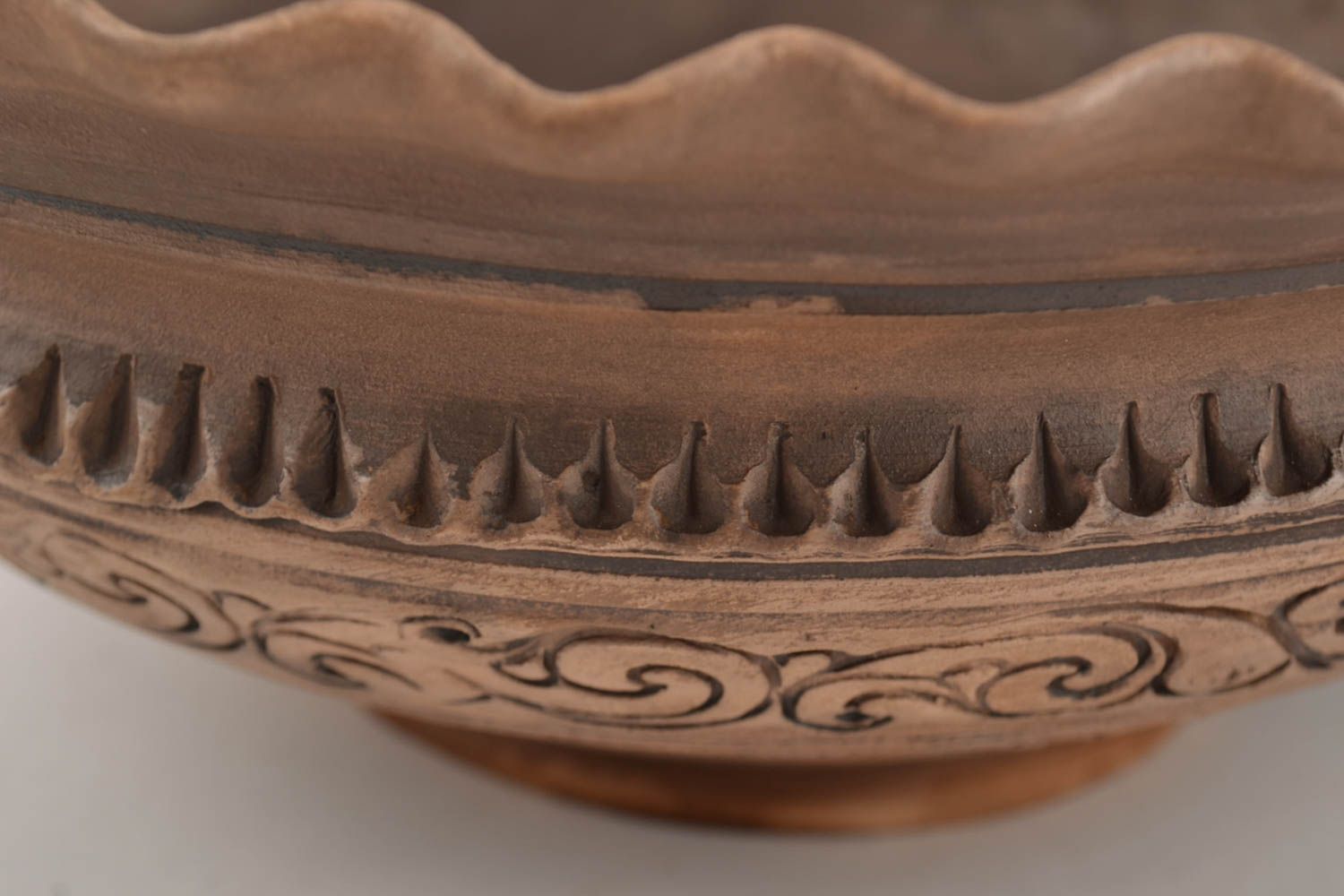 Escudilla de arcilla artesanal marrón con ornamento original bonita 2 l foto 2