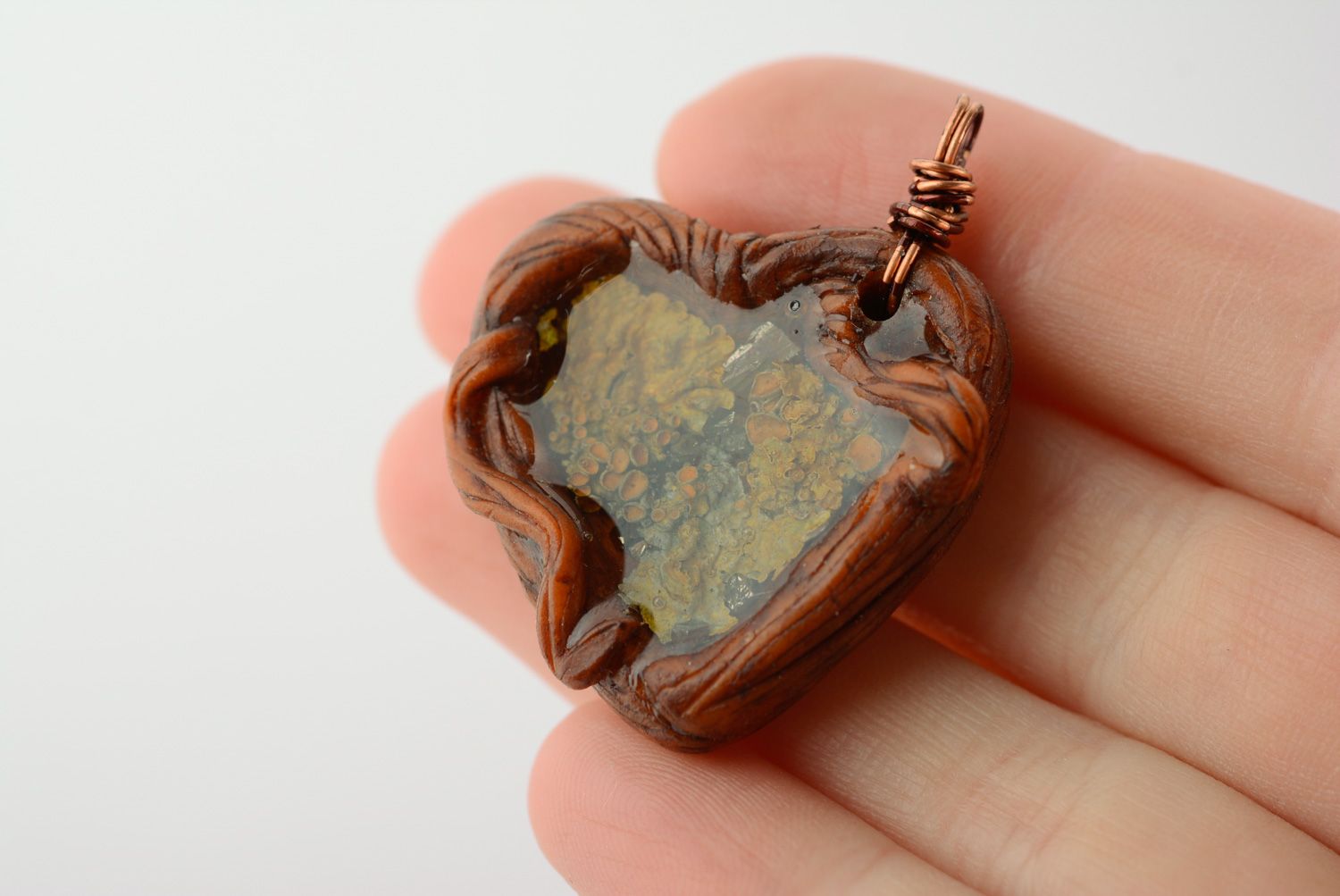 Beau pendentif cœur couvert de résine époxy avec mousse naturelle fait main photo 4