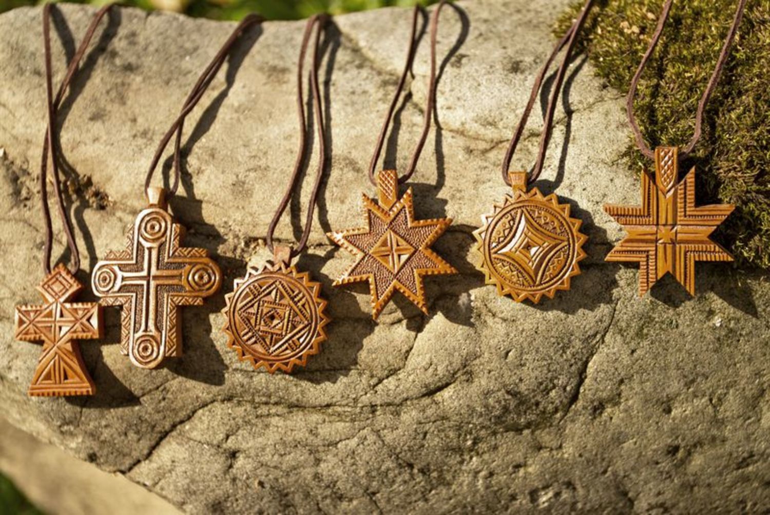Croce di legno da collo fatta a mano croce intagliata in legno con laccio
 foto 3