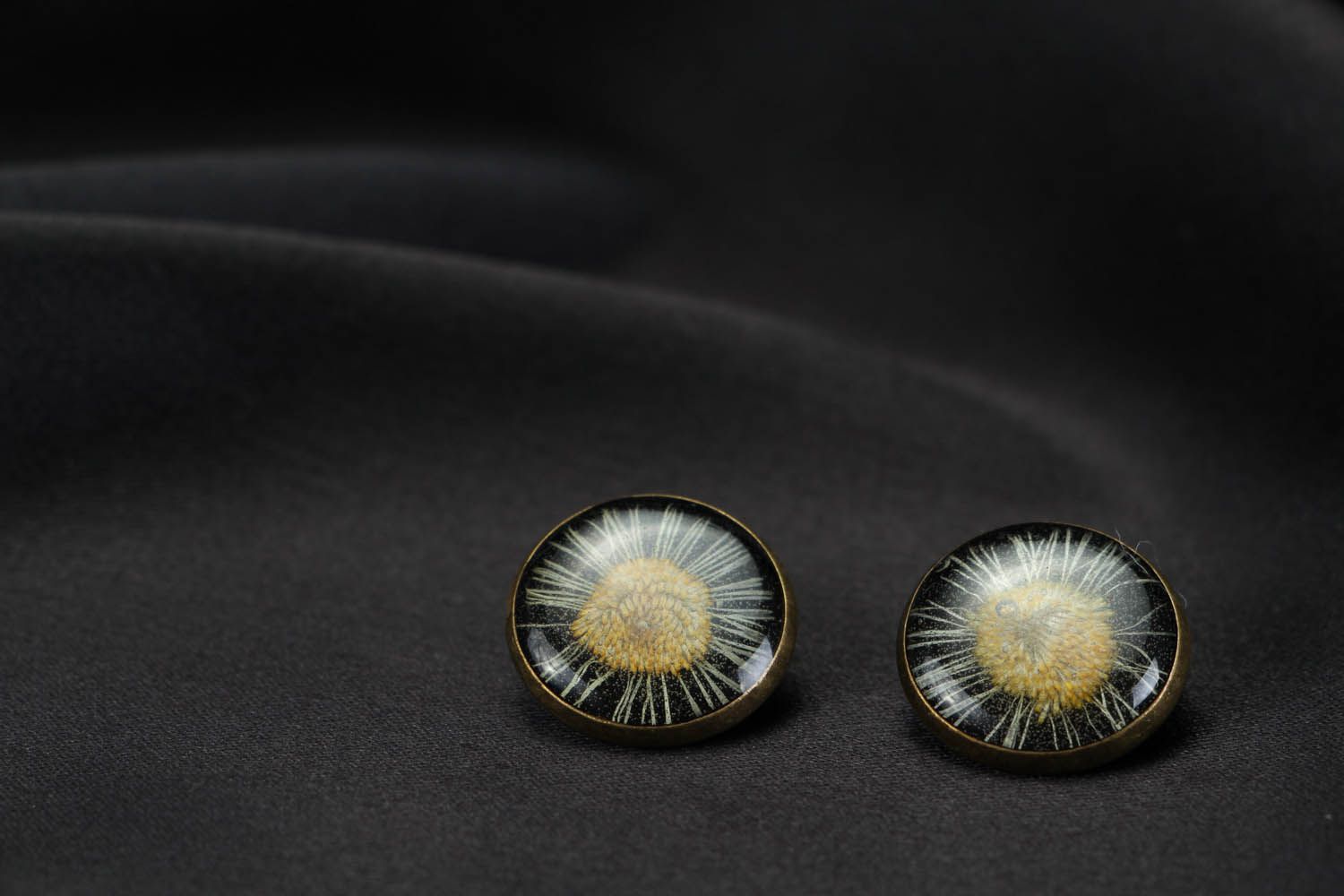 Earrings-ear clips with daisies in the jewelry resin photo 2