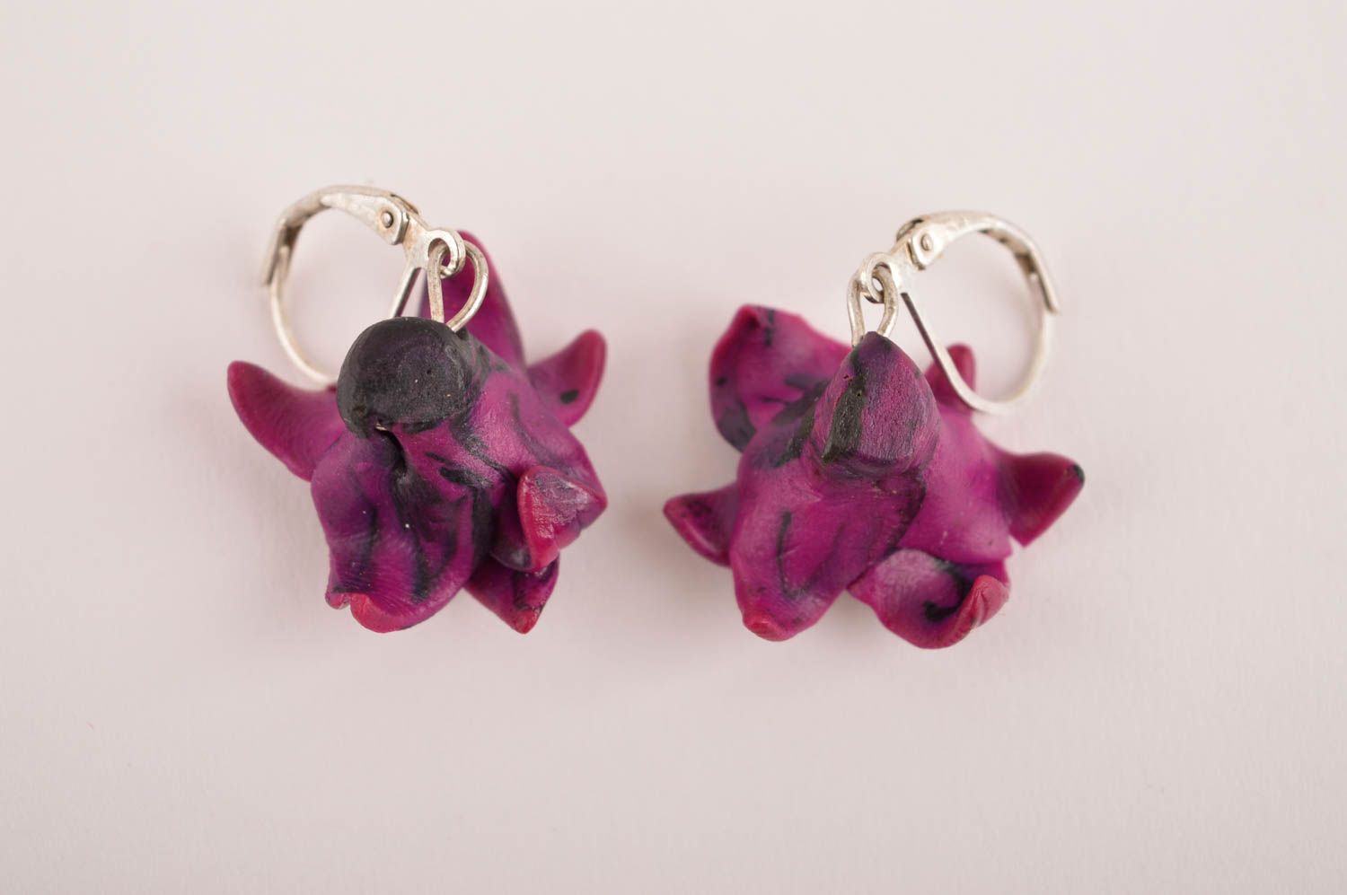 Handmade violette Blumen Ohrringe Designer Schmuck Accessoire für Frauen Lilien foto 3