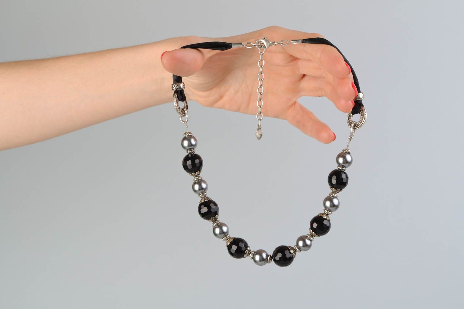 Collier en perles céramiques et ruban de satin fait main élégant design noir photo 2