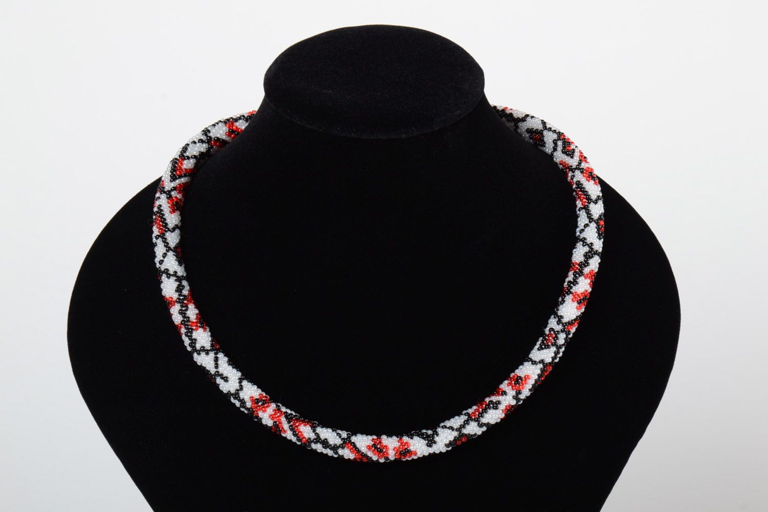 Collier en perles au crochet de style ethnique fait main blanc rouge noir femme photo 1
