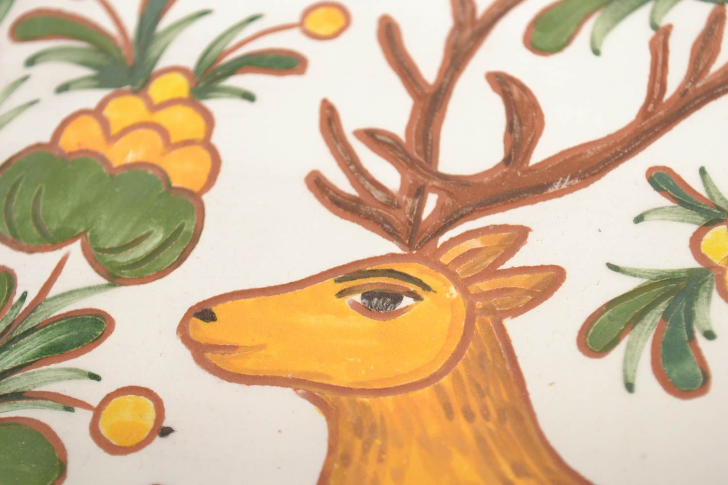 Керамическая плитка расписанная ангобами ручной работы с изображением оленя фото 3