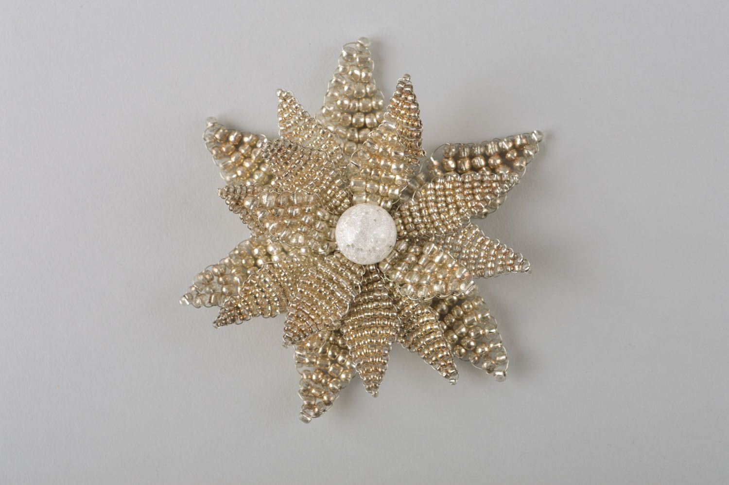 Broche fleur Bijou fait main en perles de rocaille de couleur dorée Cadeau femme photo 2
