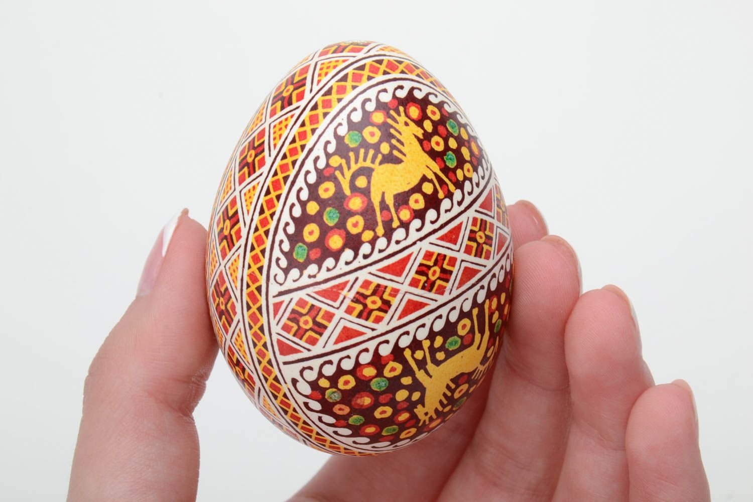 Пасхальное яйцо ручной работы восковая писанка окрашенная анилиновыми красками фото 5