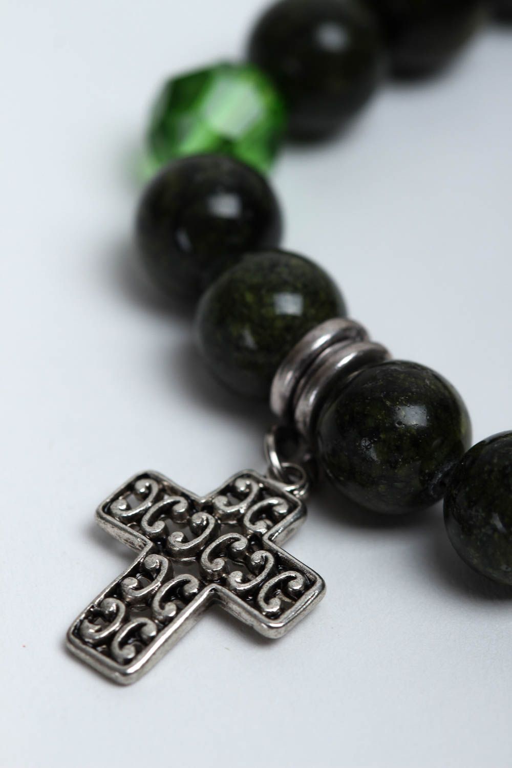 Bracelet serpentine Bijou fait main vert avec croix en métal Cadeau femme photo 3