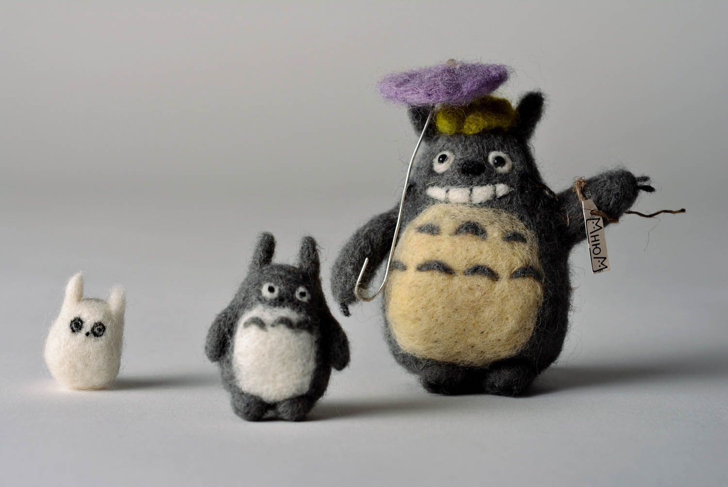 Conjunto de brinquedos em técnica de feltragem de lã Totoro foto 1