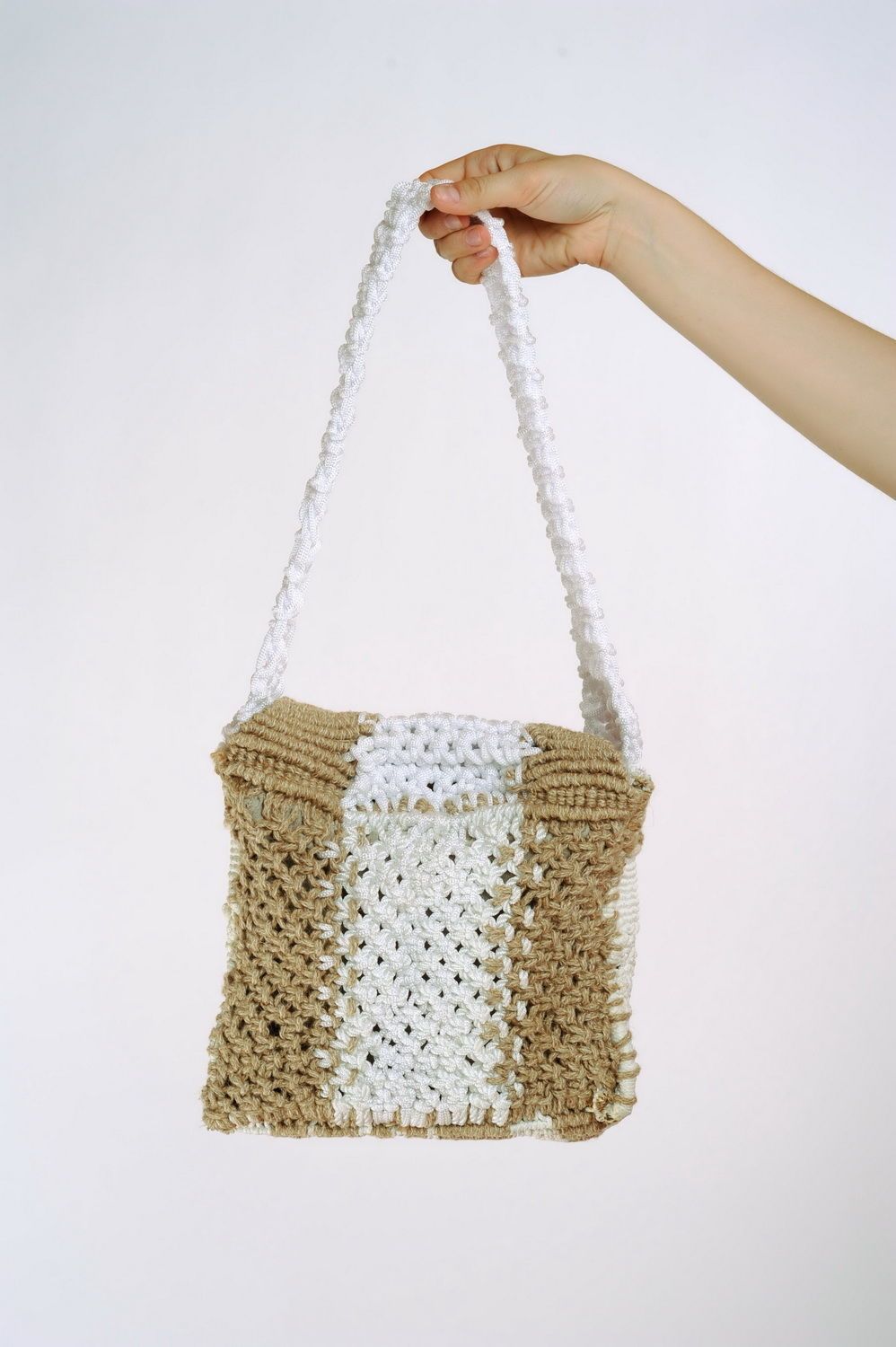 Плетеная сумка на плечо из джута фото 3