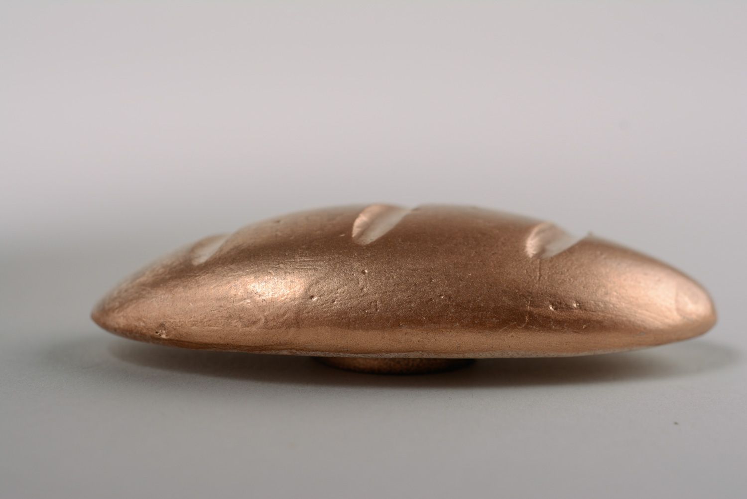 Imán de nevera con forma de pan dorado de arcilla polimérica foto 3