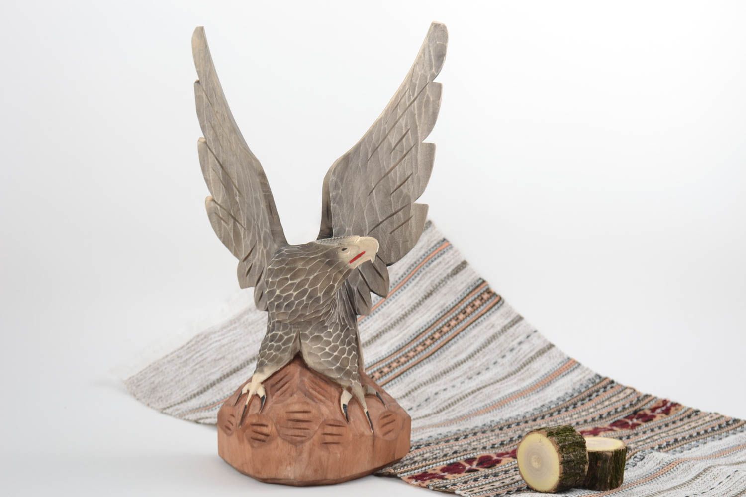 Figura de madera artesanal con forma de águila tallada para decorar interior foto 1