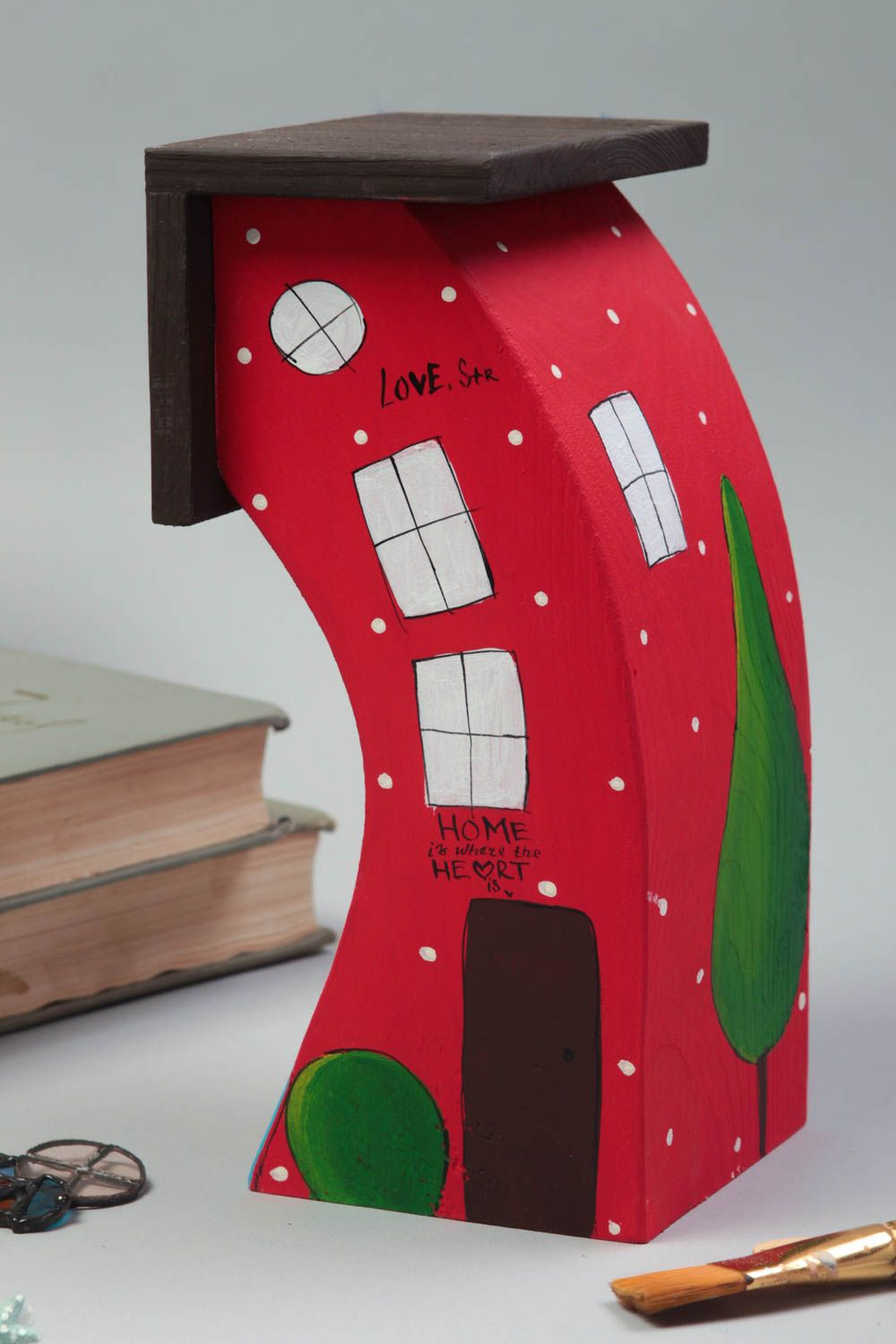 Maisonnette en bois fait main Petite statuette peinte rouge Déco intérieur photo 1