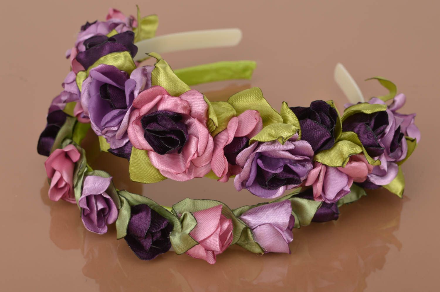 Dos coronas para cabello artesanales con flores de tela en técnica de kanzashi foto 2