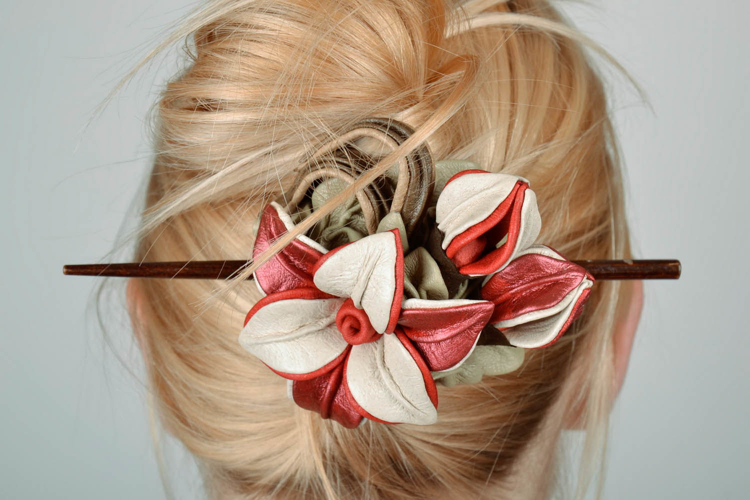 Pique à cheveux avec fleurs rouges et blanches artificielles en cuir photo 5