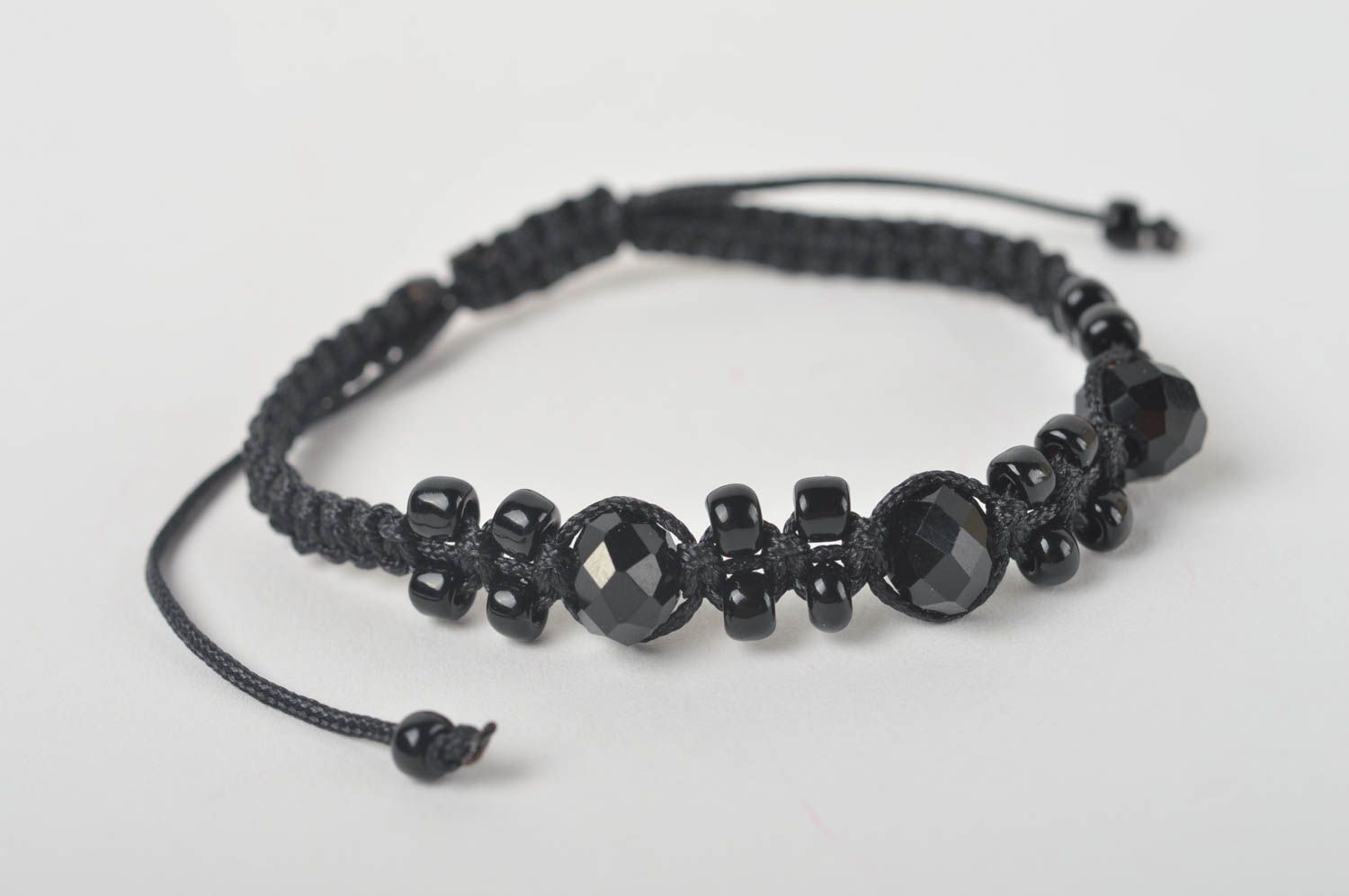 Bracelet tressé Bijou fait main noir avec perles à facettes Cadeau femme photo 2