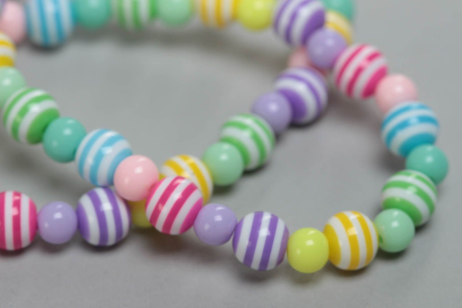 Collier en perles plastiques rayées et élastique multicolore fait main  photo 4