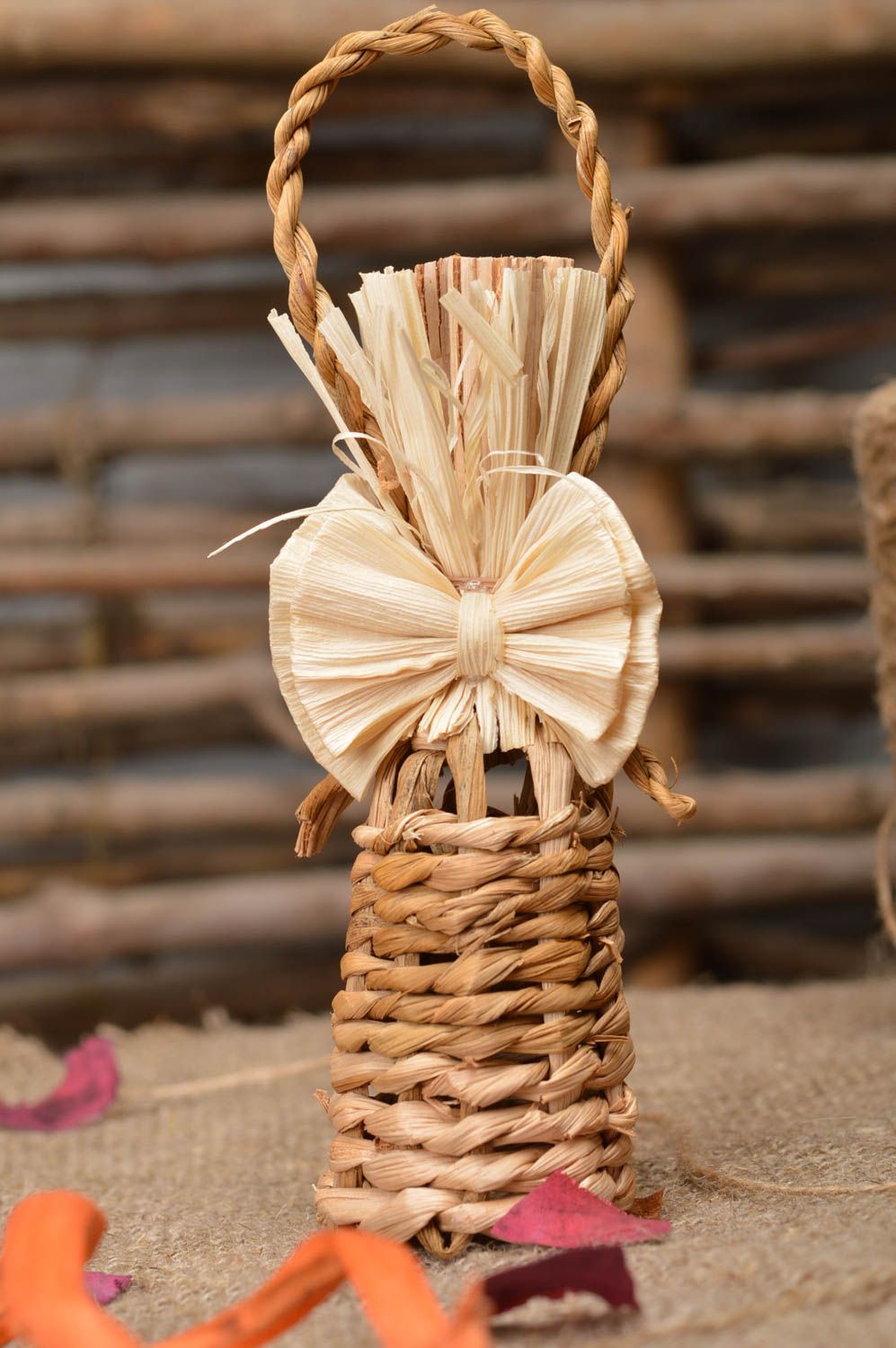 Декоративная подвеска в виде колокольчика из листьев кукурузы ручной работы фото 1