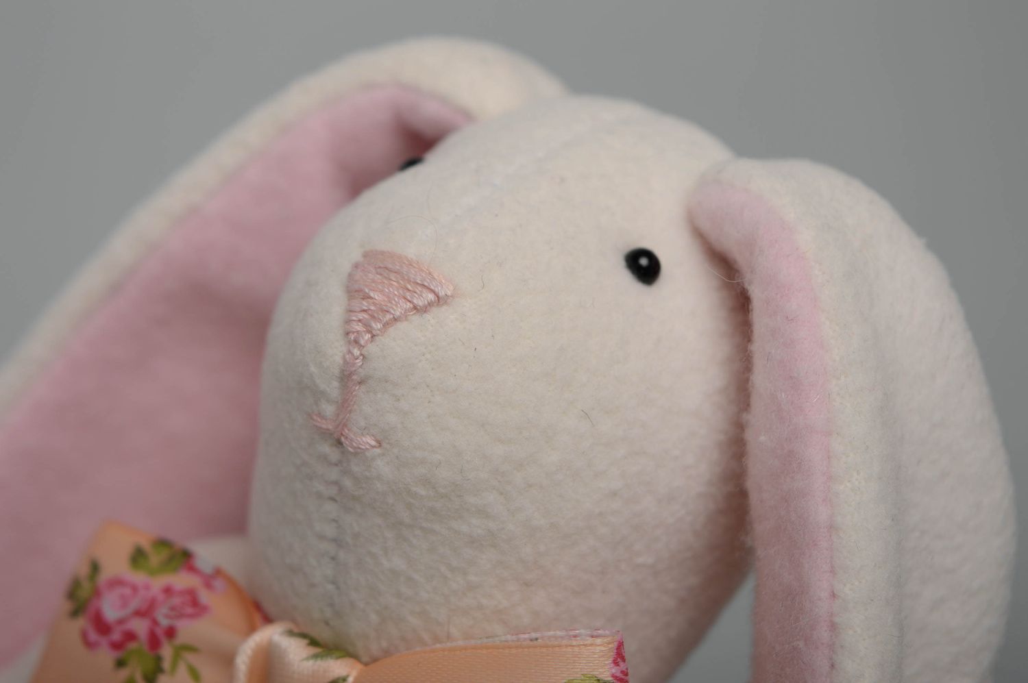 Мягкая игрушка для девушки в виде розового зайца  фото 2