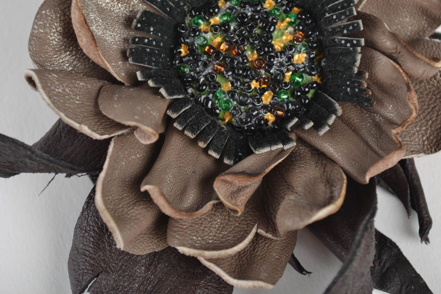Broche fleur Bijou fantaisie fait main en cuir marron clair Accessoire femme photo 2