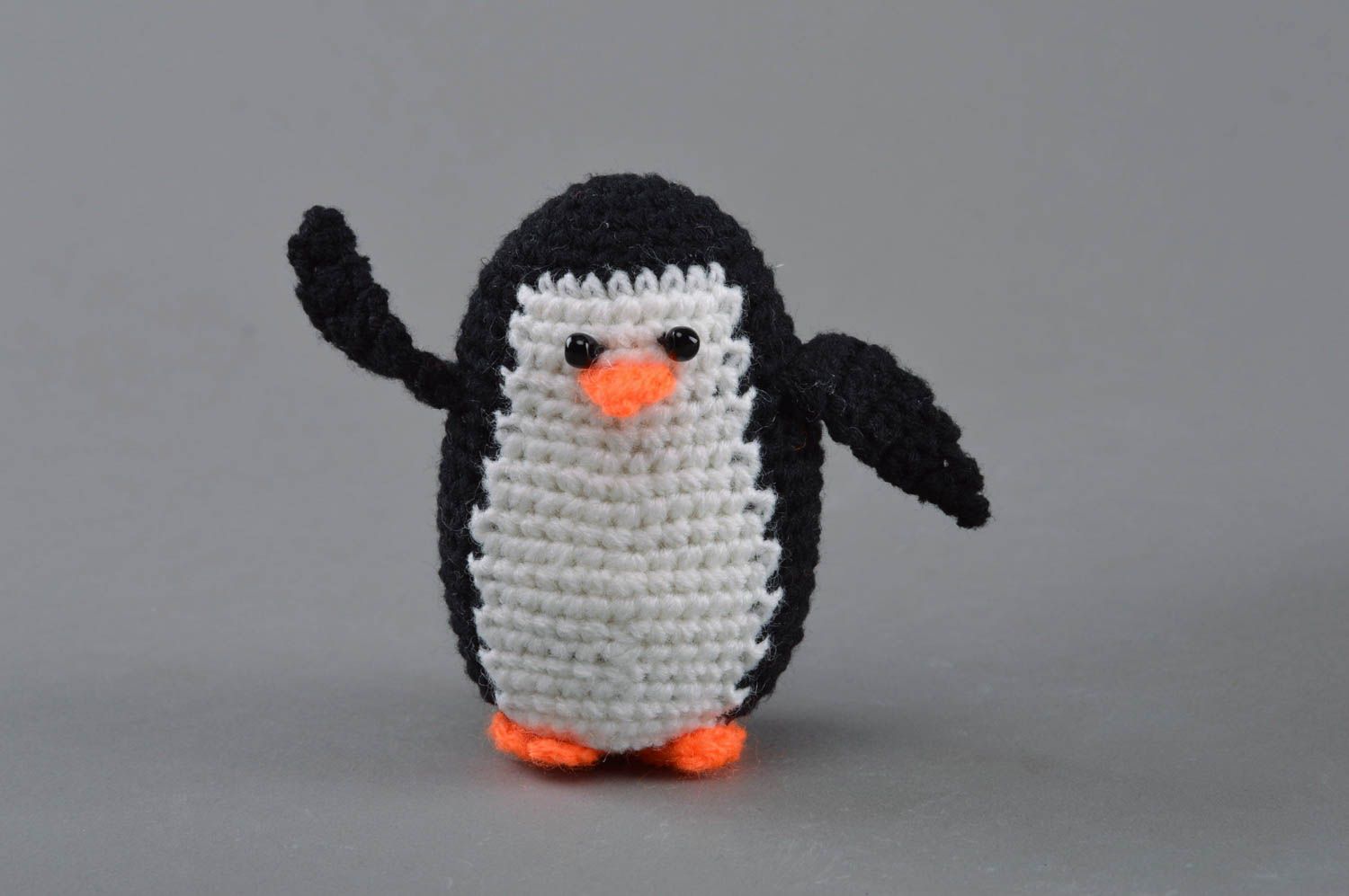 Смешная маленькая игрушка в виде пингвина черно-белая вязаная вручную для детей фото 1