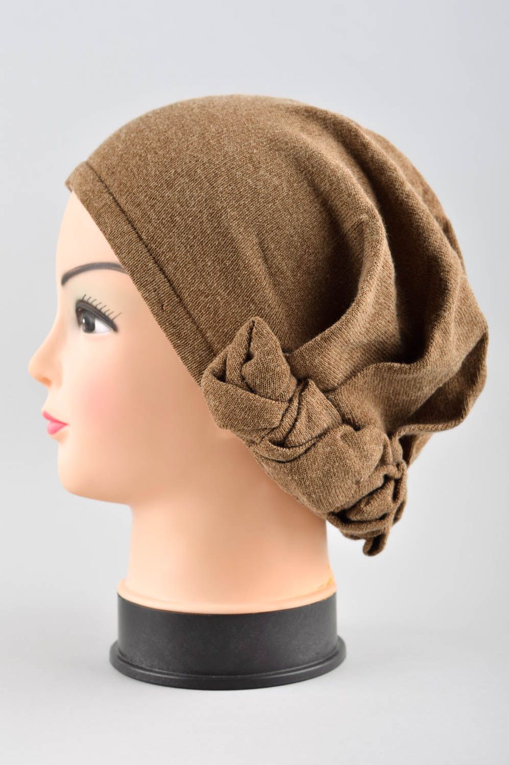 Перчатки ручной работы зимняя шапка женские аксессуары набор коричневые красивые фото 3