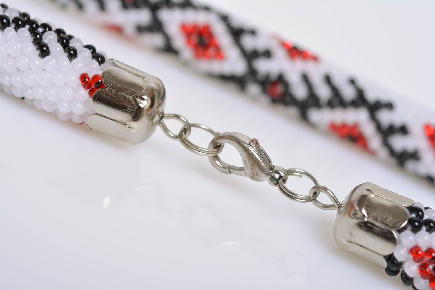 Conjunto de accesorios artesanal collar y pendientes bolas en estilo étnico foto 4
