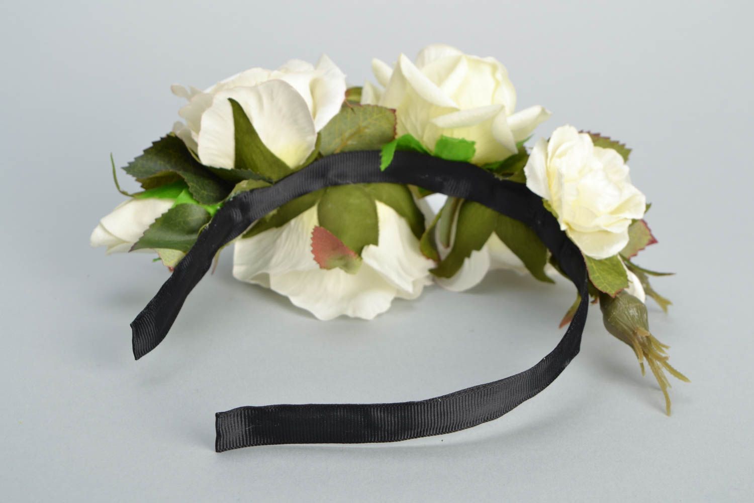 Цветочный обруч для волос из фоамирана Белые розы фото 5