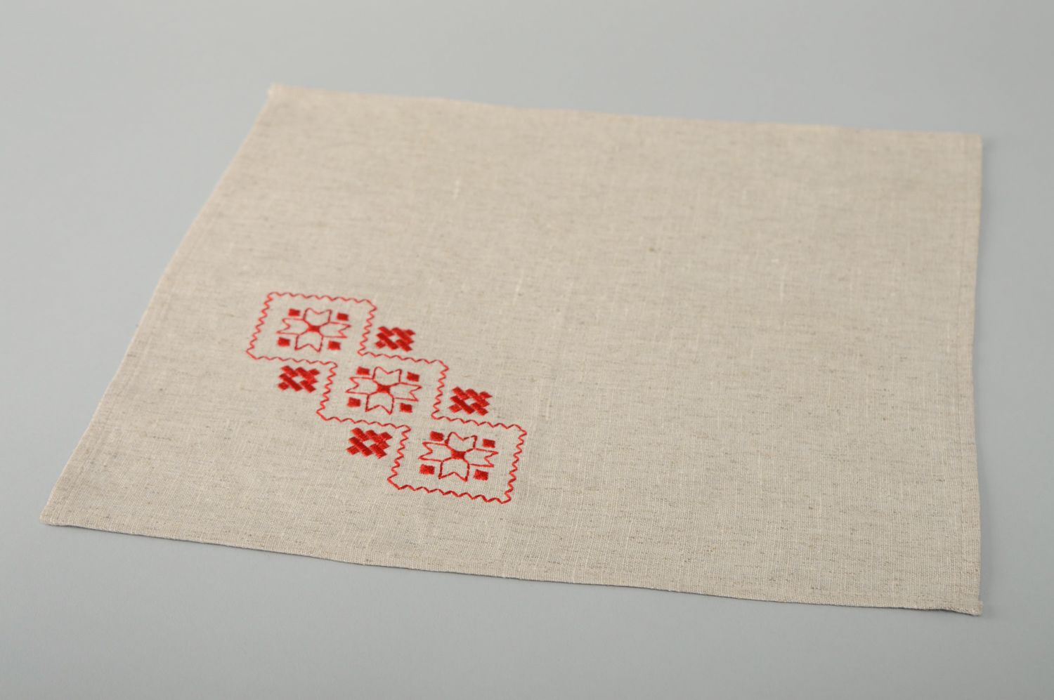 Satin stitch embroidered linen napkin photo 1