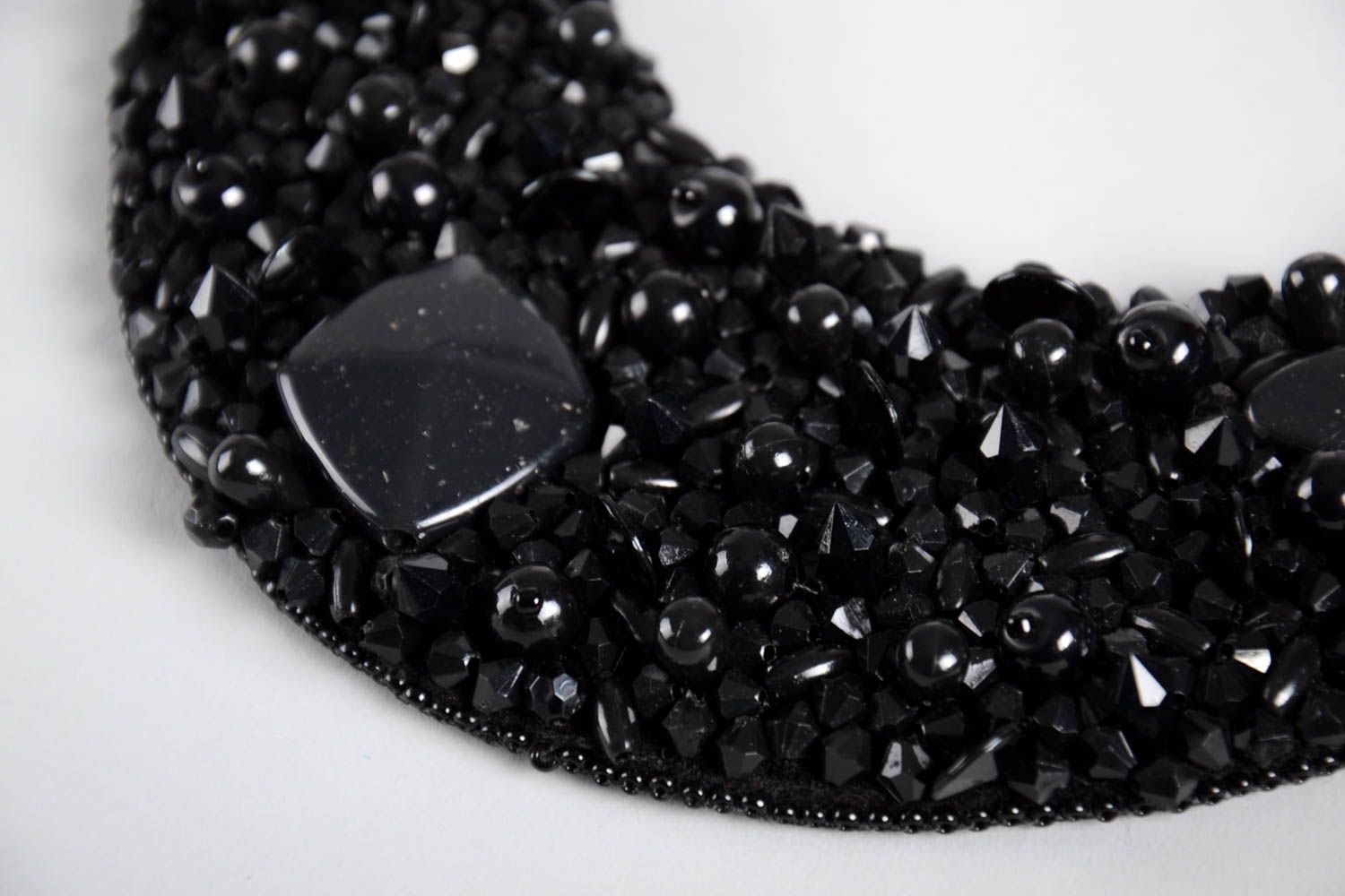 Украшение ручной работы черное ожерелье из бисера и бусин колье из бисера фото 3