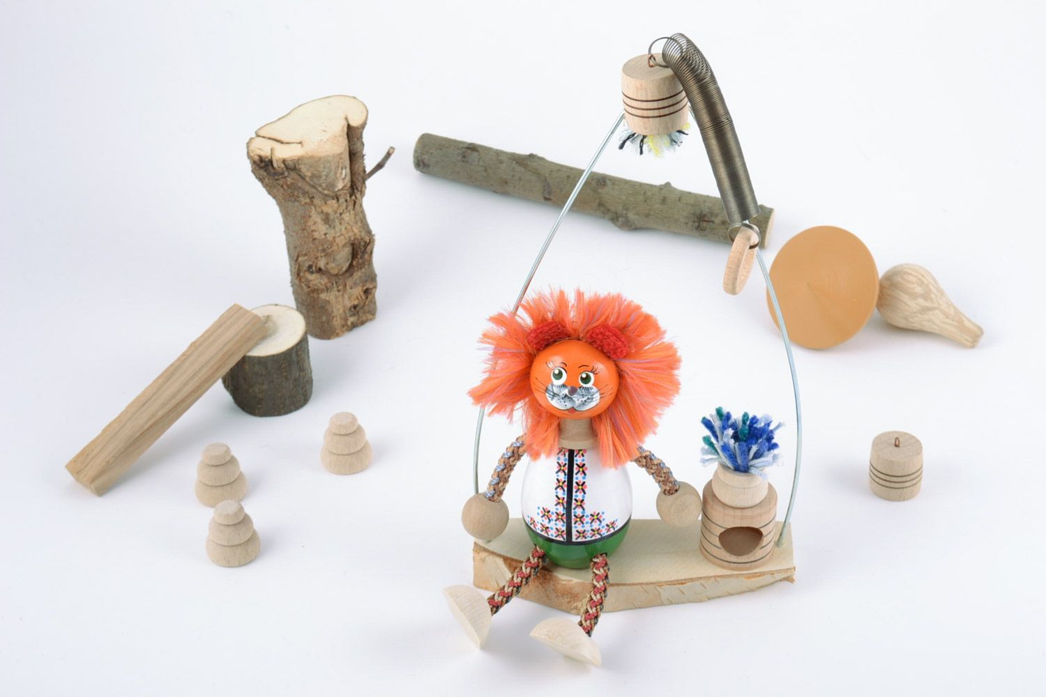Kreatives kleines handmade Öko Spielzeug aus Holz für Kind Löwe auf der Bank foto 1