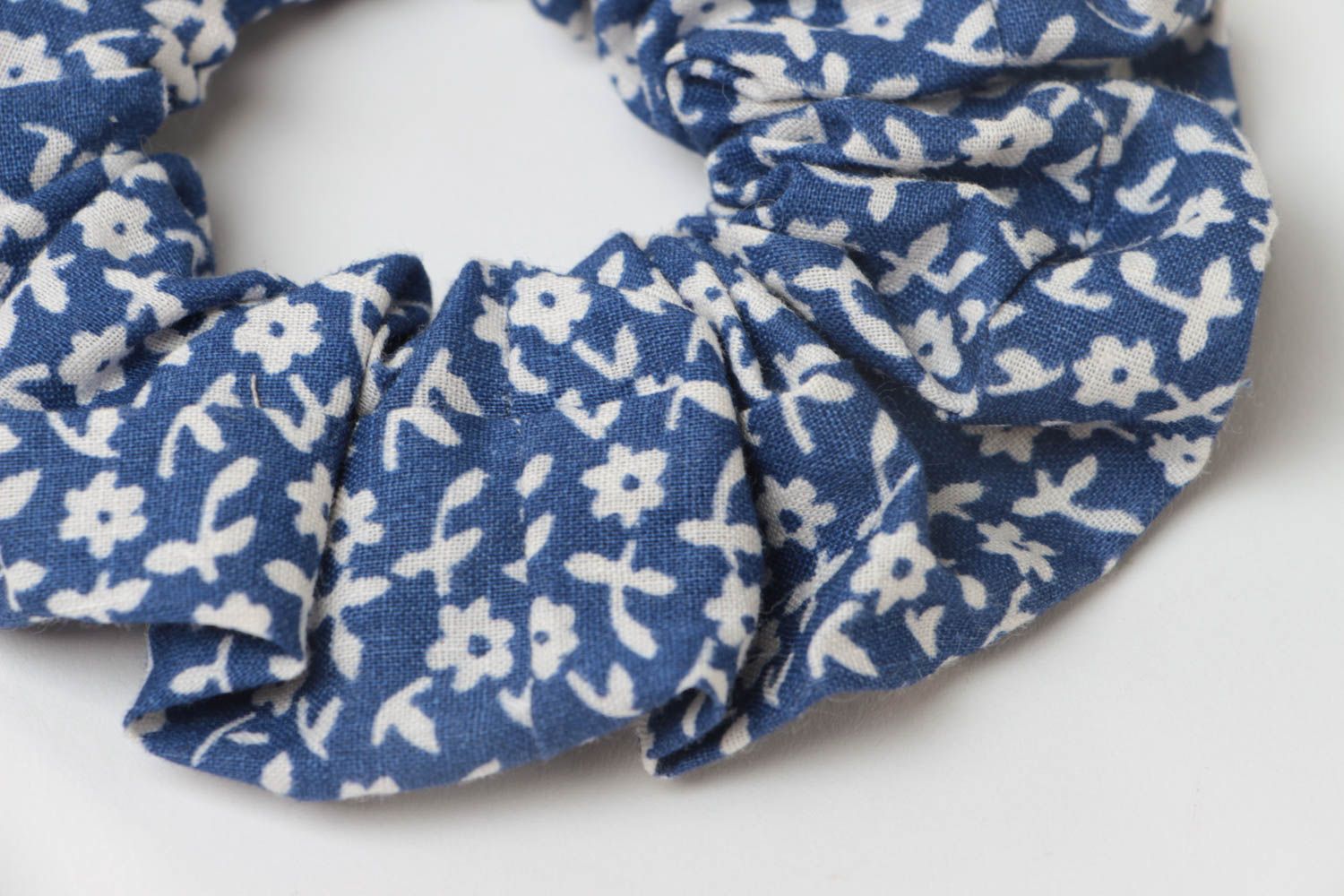 Blaues handgemachtes originelles Haargummi aus Baumwolle mit Blumenprint foto 4