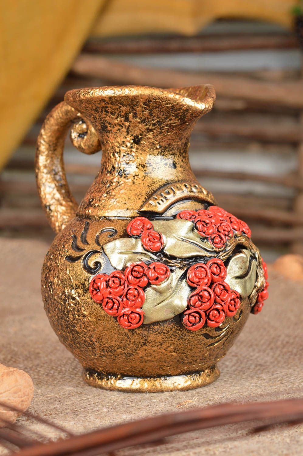 Красивый кувшин для напитков из глины с ручкой золотистого цвета ручная работа фото 1