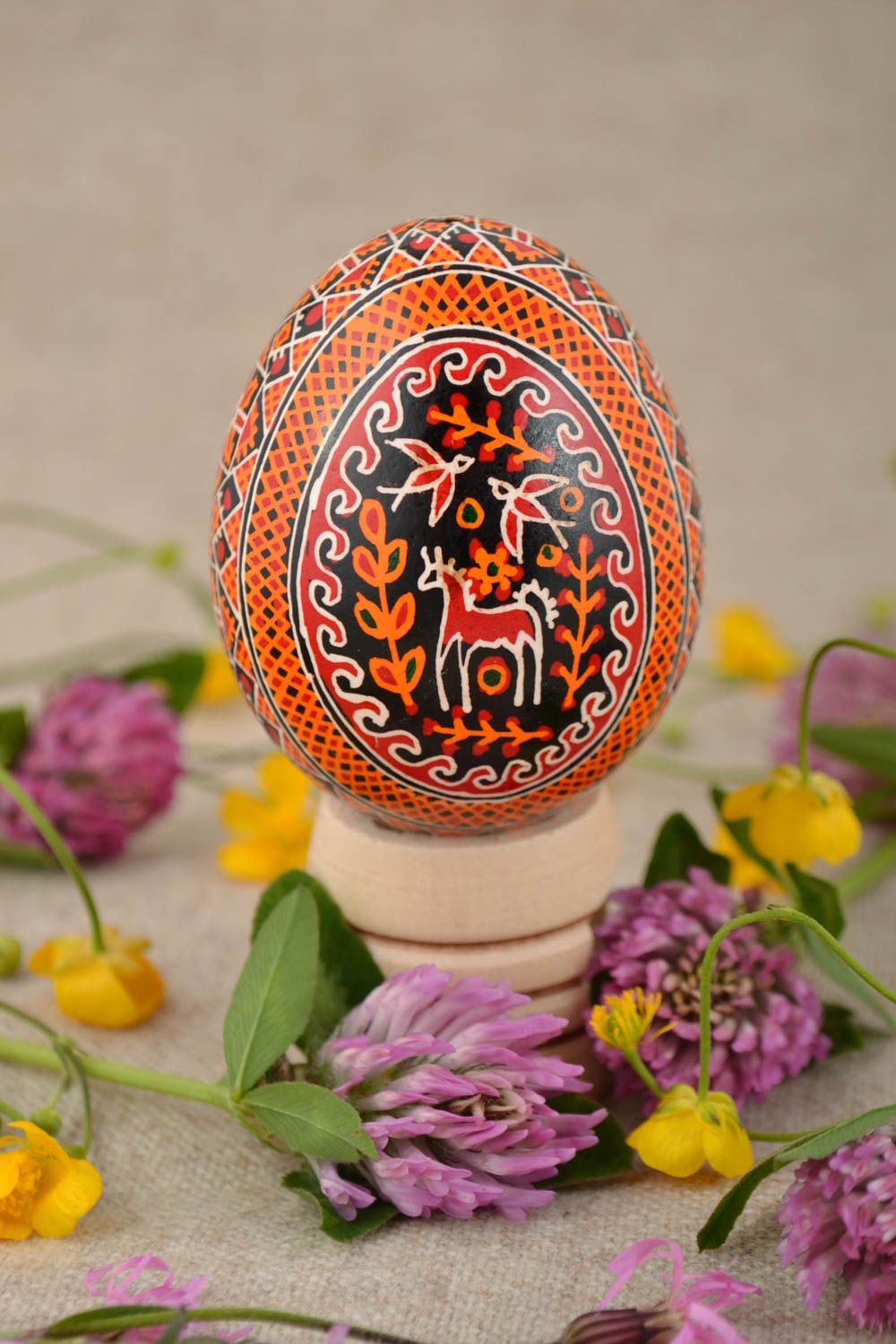 Oeuf de Pâques décoratif peint noir orange rouge fait main avec image de cheval  photo 1