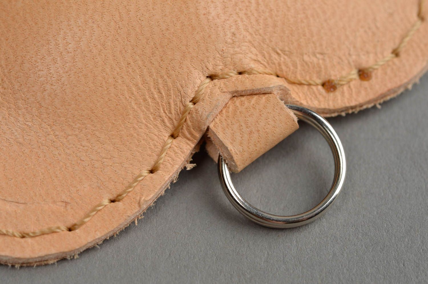 Porte-clés en forme de coeur en cuir naturel beige fait main muni d'un anneau photo 3
