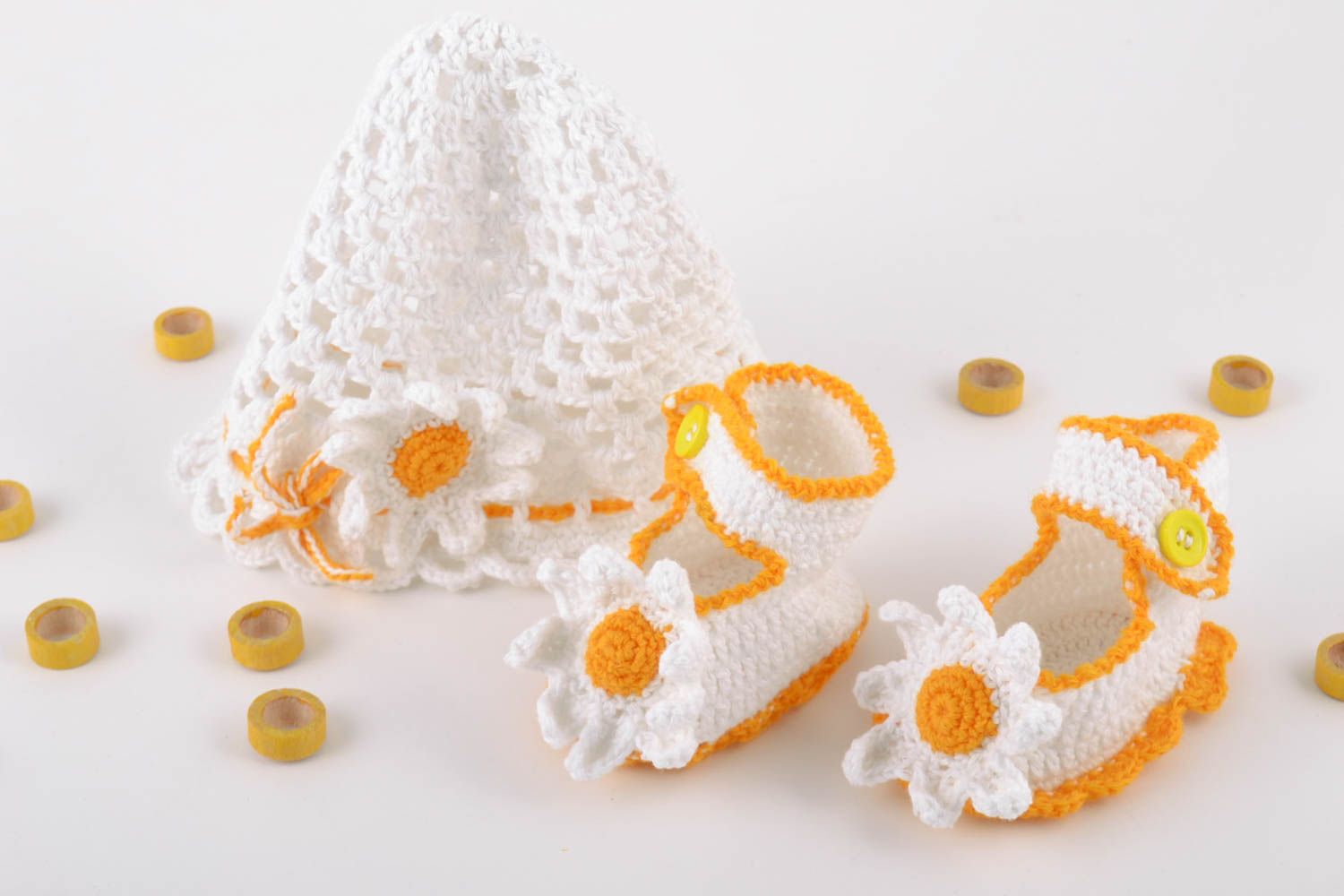 Chaussons bébé et bonnet faits main en coton avec marguerites pour fille photo 1