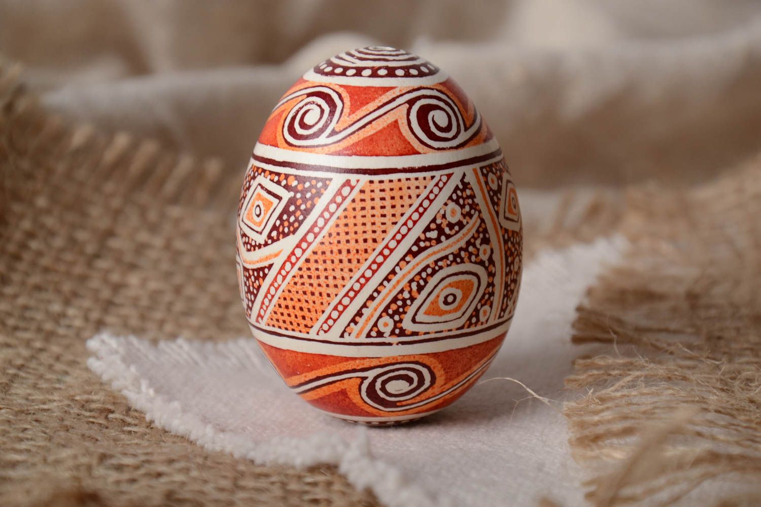 Ethno Osterei mit Muster in Braun aus geblasenem Hühnerei für Geschenk zu Ostern foto 1