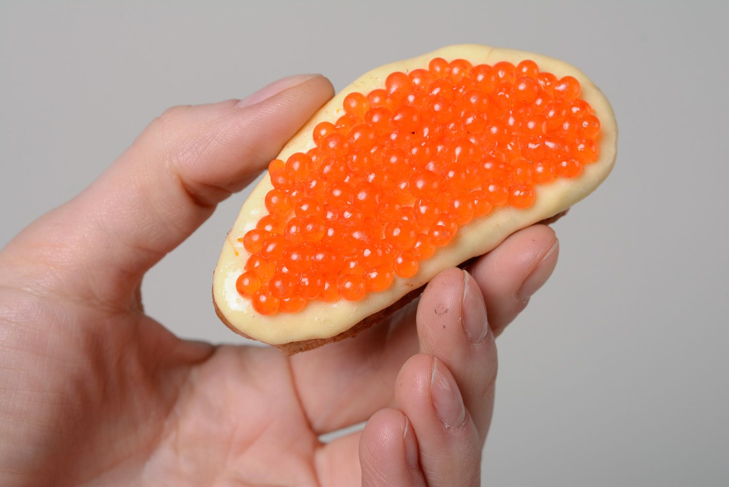 Dekorativer Kühlschrankmagnet aus Polymerton Belegtes Brötchen mit Kaviar foto 5