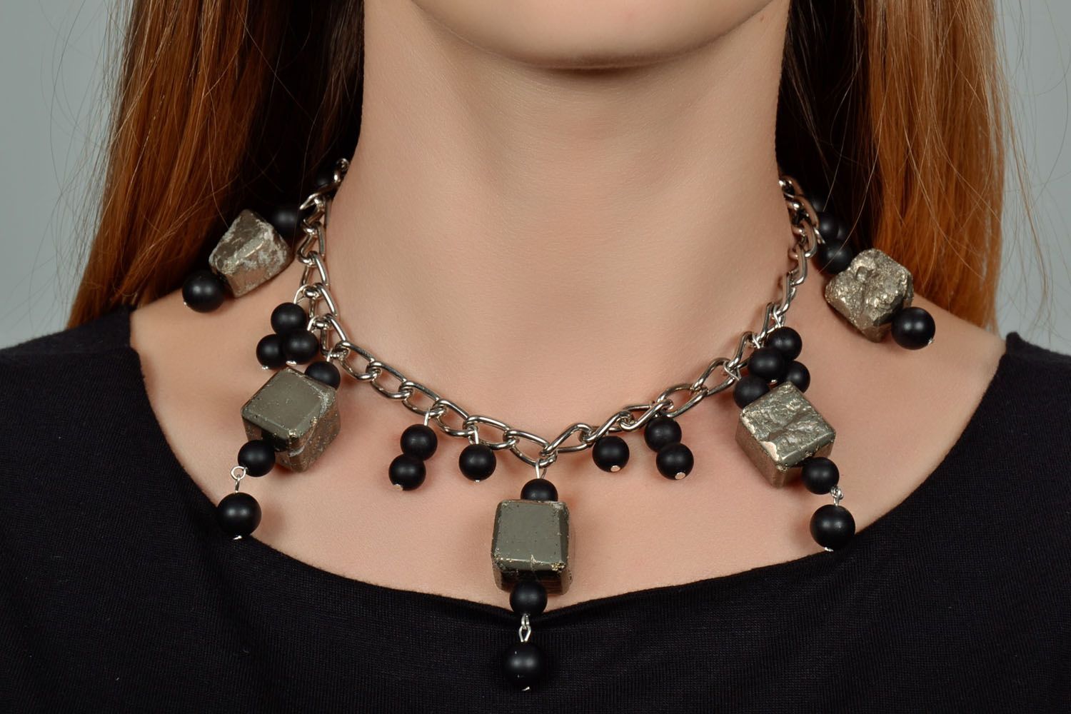 Halskette mit Natursteinen Pyrite und Schungit foto 1