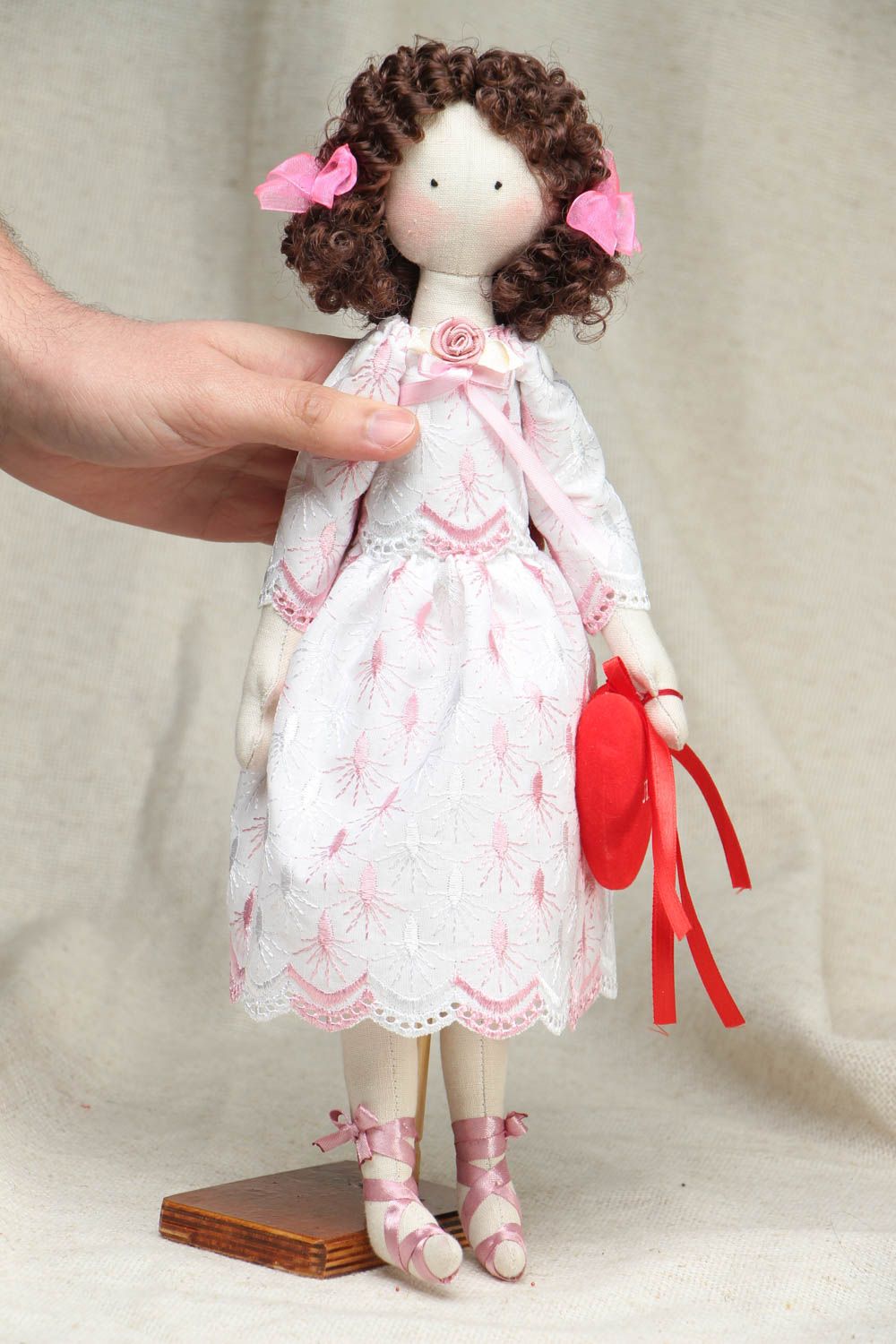 Тканевая кукла в кружевном платье с сердечком фото 4