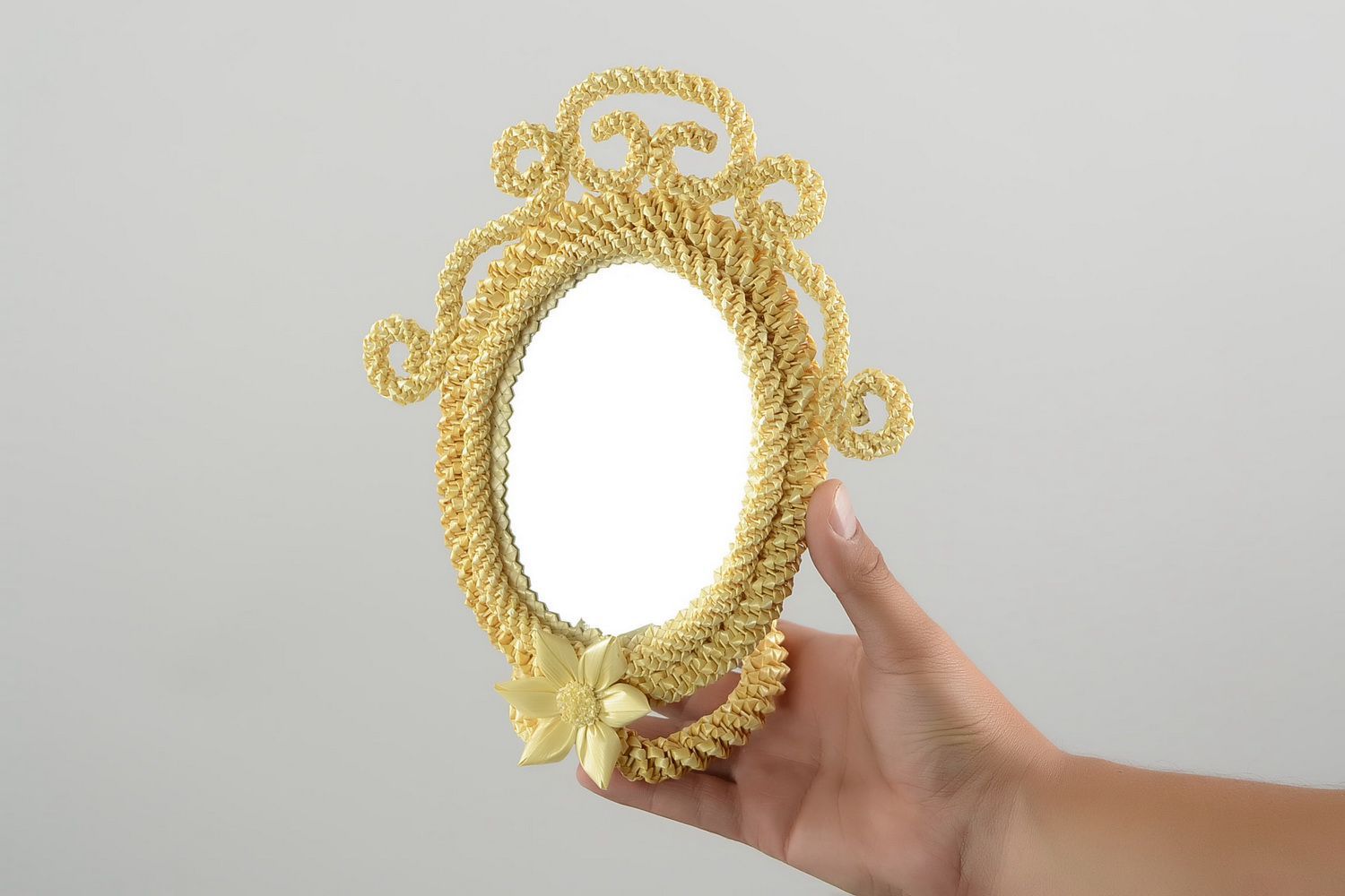 Espelho de palha em um suporte foto 5